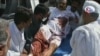 تصویر برگرفته از تلویزیون العالم یکی از زخمیان حادثه تروریستی اخیر در سیستان و بلوچستان را نشان می‌دهد
