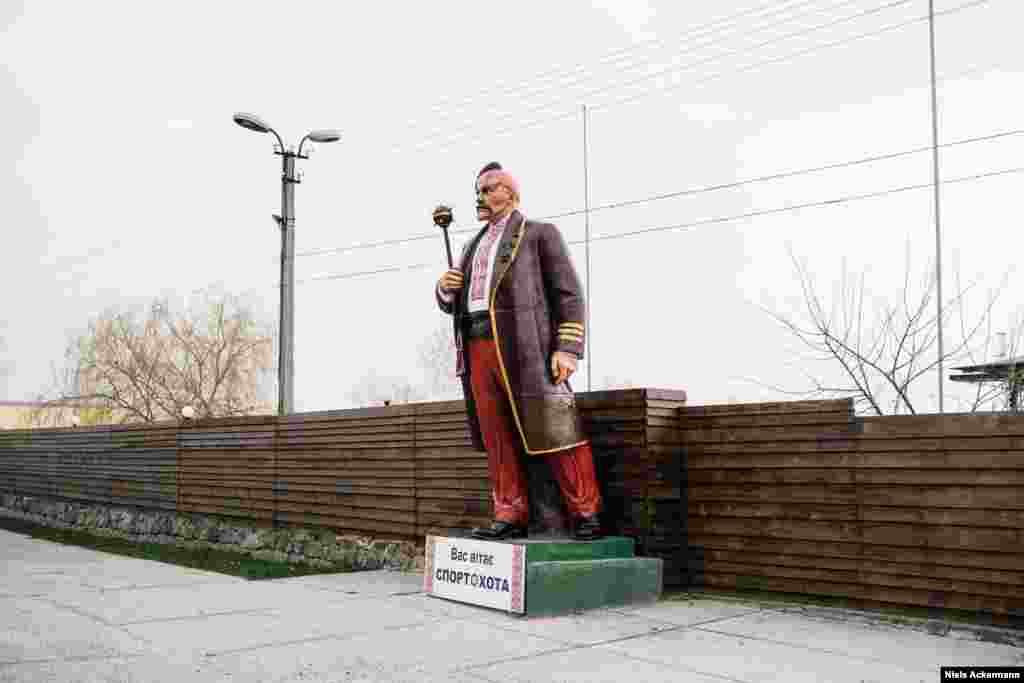 В Черкассах из Ленина сделали казака, и он теперь приветствует посетителей у входа в местный спортивный клуб. Казаки когда-то правили этими землями в центральной и восточной Украине. Их автономия и враждебность по отношению к Российской империи сделали их символами независимости для современных украинцев.