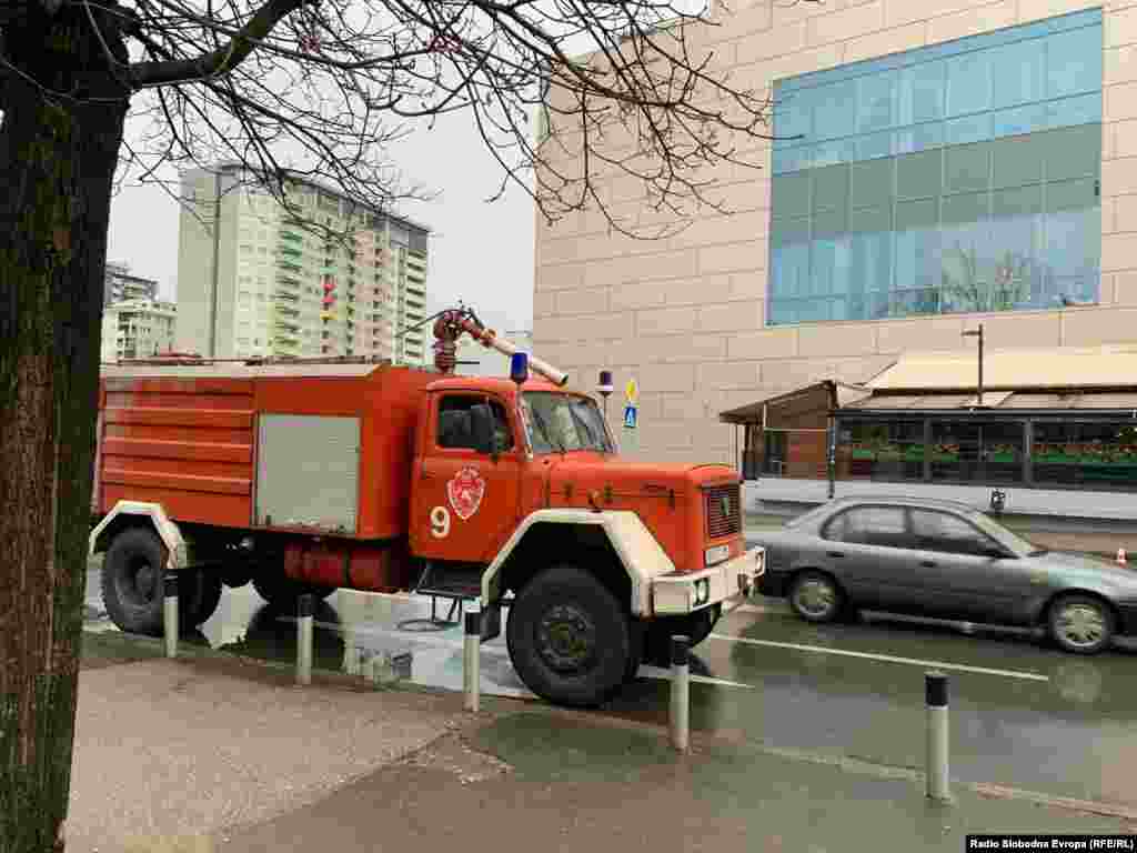 Во текот на денот, по дојавата за бомба, пред трговскиот центар пристигнаа екипи на Пожарна Скопје и на Итната помош.&nbsp;