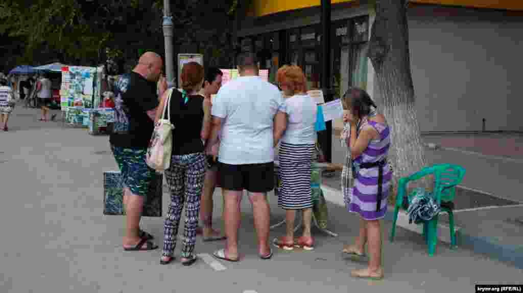 Turistler ekskursiya teklif etken noqtanı sarıp aldı. Körüngeni kibi, bu biznes mında populârdır