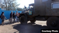 Родственники заключенных блокируют ворота колонии АК-159/5 в Карагандинской области.