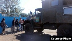 У ворот тюрьмы АК159/5 в поселке Караган Карагандинской области стоят родственники заключенных. 1 сентября 2012 года. Иллюстративное фото.