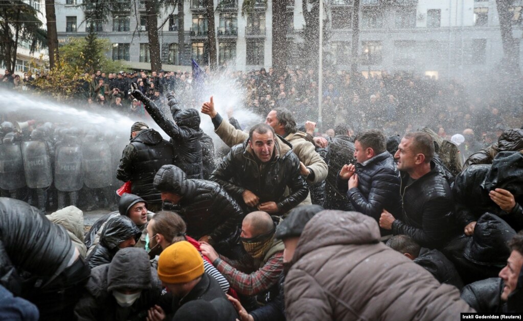 პოლიციის სპეცრაზმმა წყლის ჭავლი გამოიყენა დემონსტრანტების დასაშლელად თბილისში, ანტისამთავრობო გამოსვლისას 18 ნოემბერს.