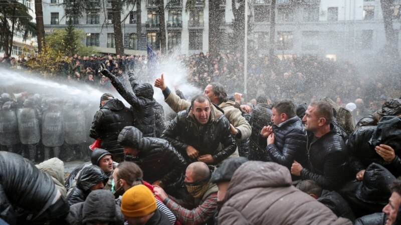 Водометы против активистов: что происходит в Грузии (фоторепортаж)