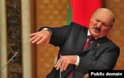 Фота Аляксандра Лукашэнкі, якое стала мэмам, часта выкарыстоўваецца ў жартаўлівых каляжах або дапаўняецца жартаўлівымі подпісамі