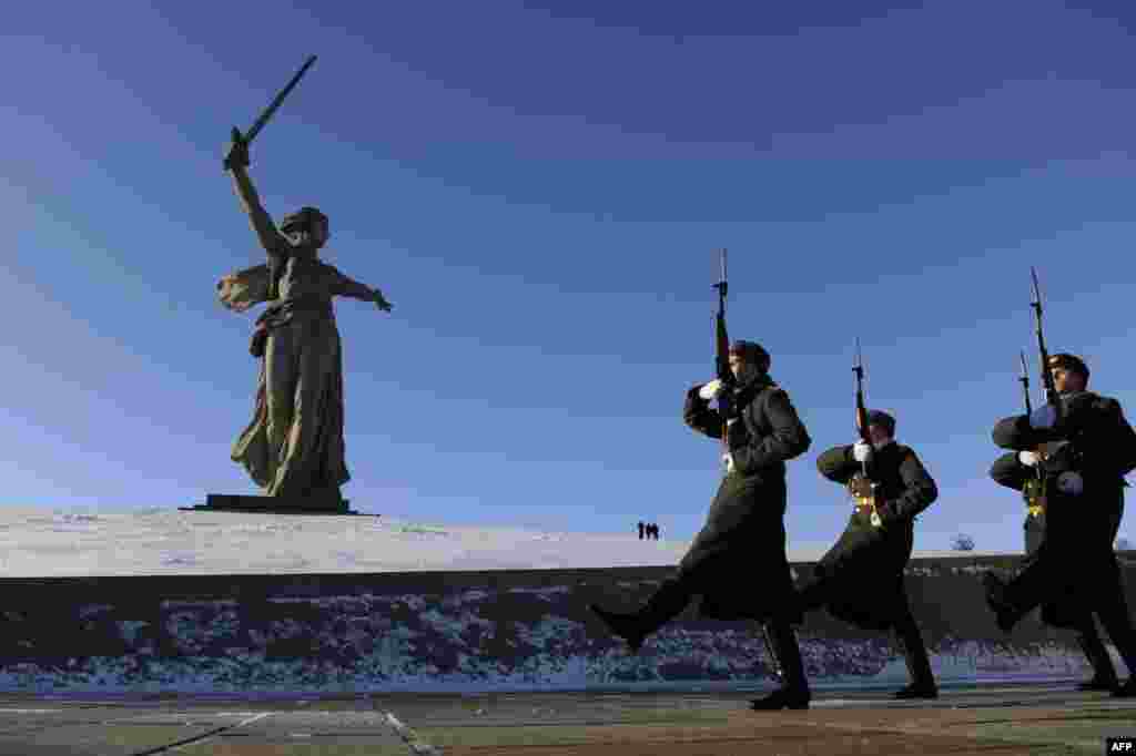 مجسمه &laquo;مام میهن&raquo; که به یابود نبرد استالین&zwnj;گراد برپا شده&zwnj;است.