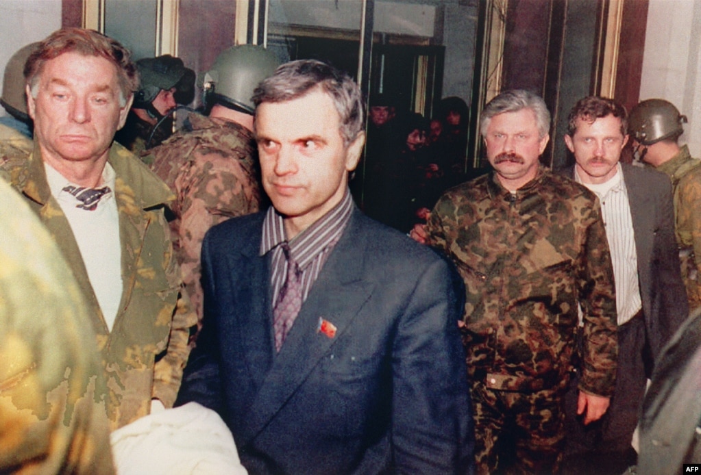 L'ex presidente del parlamento Ruslan Khasbulatov (secondo da sinistra) e l'ex vicepresidente Aleksandr Rutskoi (terzo da destra) vengono scortati fuori dal palazzo del parlamento il 4 ottobre. 