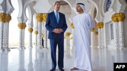Джон Керри в мечети Абу-Даби вместе министром иностранных дел ОАЭ шейхом Абдаллой бен Заедом Аль Нахайяном (справа). 23 ноября 2015 года.