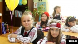 Школьницы в национальных костюмах. Львов, 1 сентября 2014 года