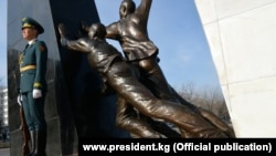 Монумент памяти погибших во время аксыйских событий 2002 года и апрельских событий 2010 года. Бишкек.