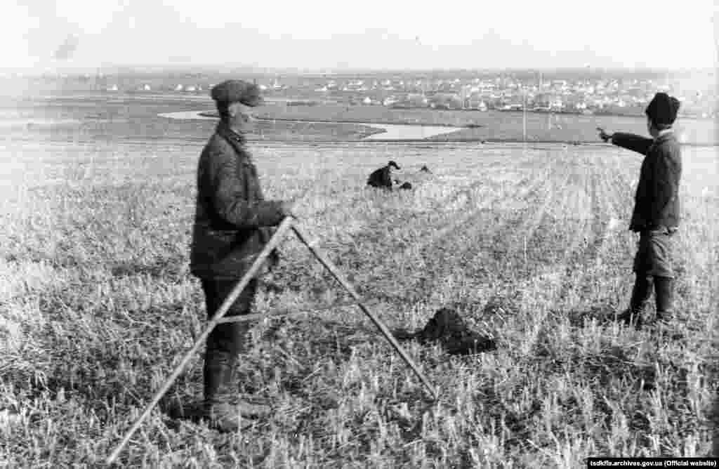 Землеміри колгоспу імені Д. Бєдного в селі Удачне Гришинського району Донецької області, 1930-і роки