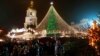 Комунальники розповіли, скільки сміття вивезли з Софійської площі у Києві після святкувань новорічної ночі 
