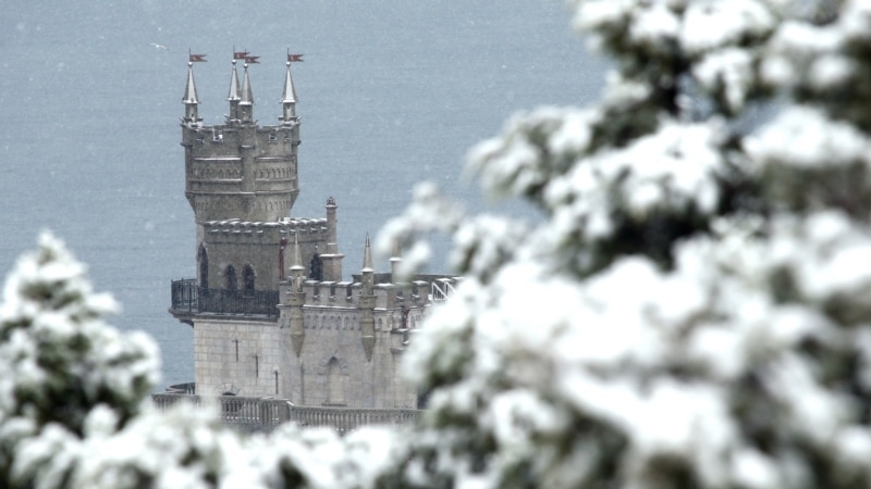 «Ласточкино гнездо» засыпало снегом | Крымское фото дня