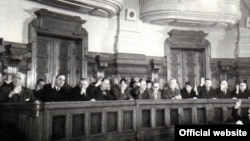 Guvernul condus de avocatul Petru Groza și numărându-o printre miniștri pe Gh. Gheorghiu Dej și Lucrețiu Pătrășcanu (cel care își acoperă fața cu mâna) votează în plenul Marii Adunări Naționale. București, 1950.