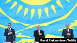 Слева направо: Маулен Ашимбаев, Нурсултан Назарбаев, Касым-Жомарт Токаев (тогда спикер сената парламента) на съезде партии «Нур Отан». Астана, февраль 2019 года. 