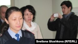 Анар Мешімбаеваны (ортада) сотқа әкеле жатыр. Астана, 27 қаңтар 2014 жыл. 