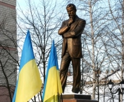 Пам'ятник Володимирові Винниченкові (1880–1951) на його батьківщині, в місті Кропивницькому