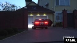 Зрештою авто попрямувало за місто – в напрямку елітного поселення Конча-Заспа, де заїхало у двір одного з будинків