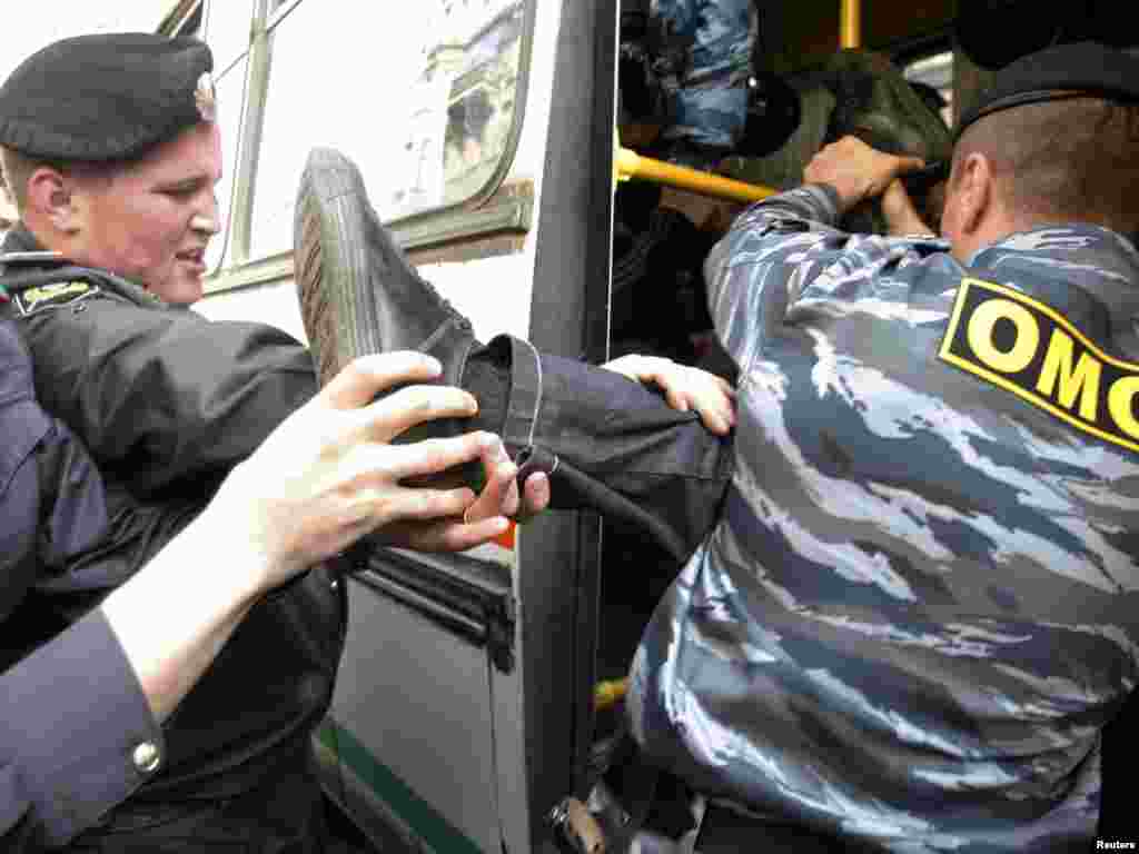 Маскоўская міліцыя затрымлівае удзельніка пратэсту супраць плянаў забудовы Масквы.