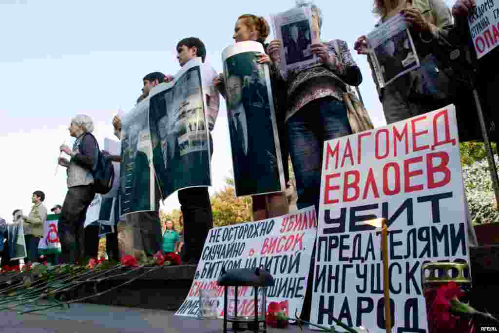 Russia -- meeting, picket in memory of Magomed Yevloyev slained by militia in Nazran, Ingushetiya, Moscow, 04Sep2008 - Russia -- meeting, picket in memory of Magomed Yevloyev slained by militia in Nazran, Ingushetiya, Moscow, 04Sep2008