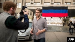 Simon Ostrovski, în aprilie, în fața Primăriei din Sloviansk