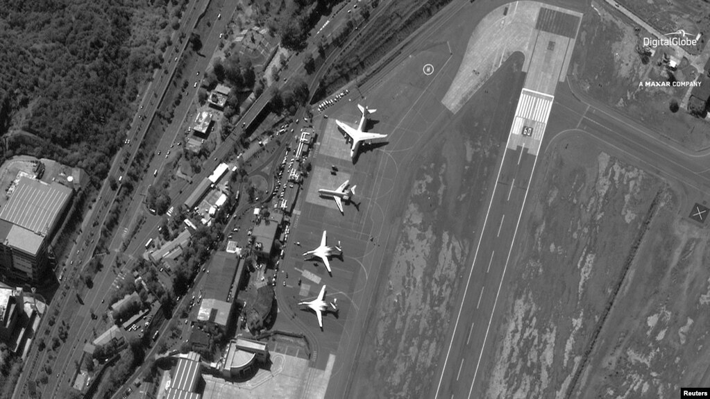 Российские Ту-160, Ил-62 и Ан-124 в аэропорту Каракаса в декабре прошлого года. Спутниковый снимок