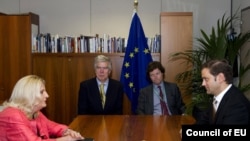 EU mediator Robert Cooper (second left) attends a meeting between Kosovo's Edita Tahiri (left) and Serbia's Borko Stefanovic in Brussels last month.