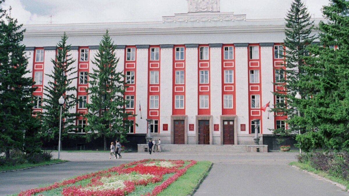 В Барнауле полиция помешала флешмобу по чтению стихов у здания краевой ...