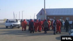 Рабочие нефтяных компаний собрались на забастовку. Карабатан, 20 декабря 2008 года. 