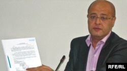 Канадский бизнесмен Адонис Дербас на пресс-конференции в Алматы. 5 мая 2009 года.
