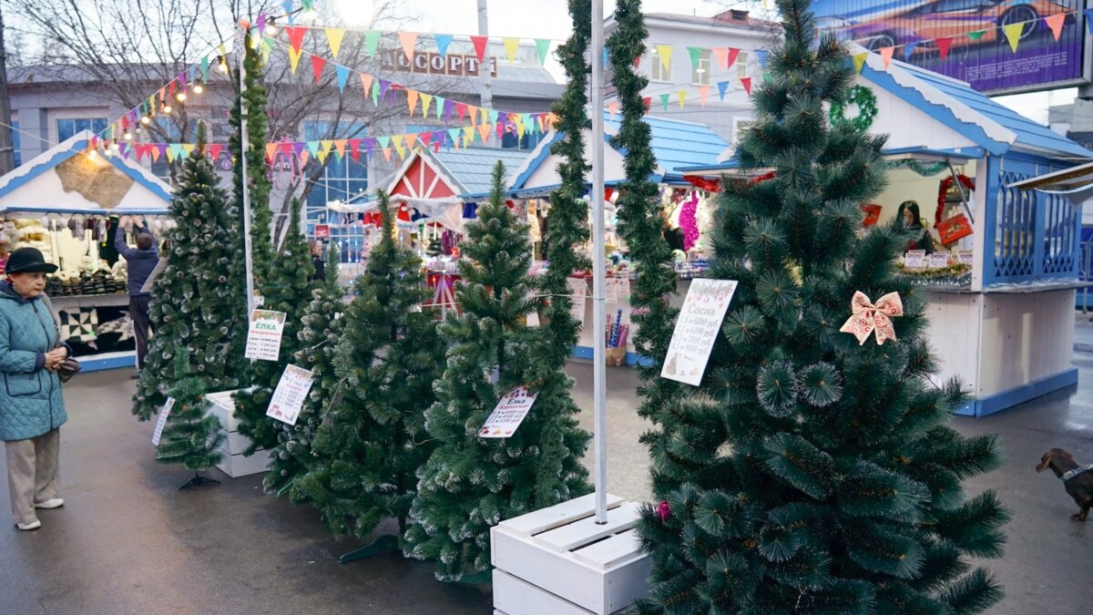 Цены на искусственные новогодние елки выросли до 30%
