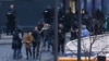 Полиция выводит людей из магазина,в котором были захвачены заложники