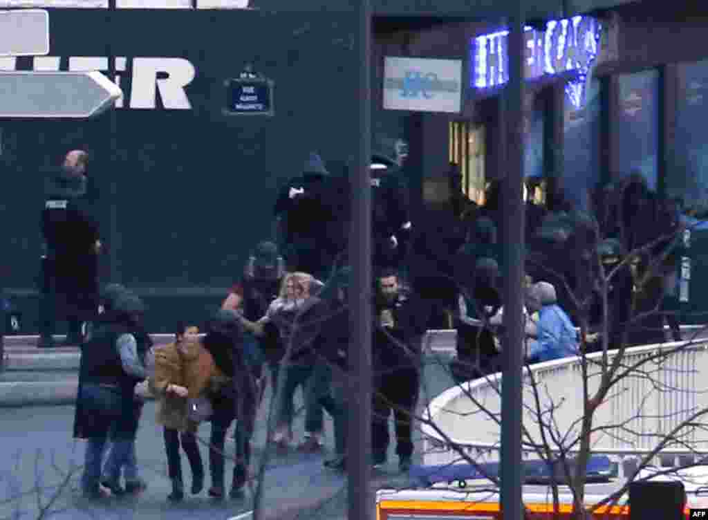 Evakuacija talaca iz košer prodavnice u istočnom Parizu.