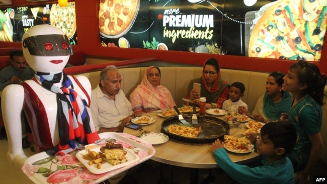 Пакистан – робот розносить їжу в ресторані