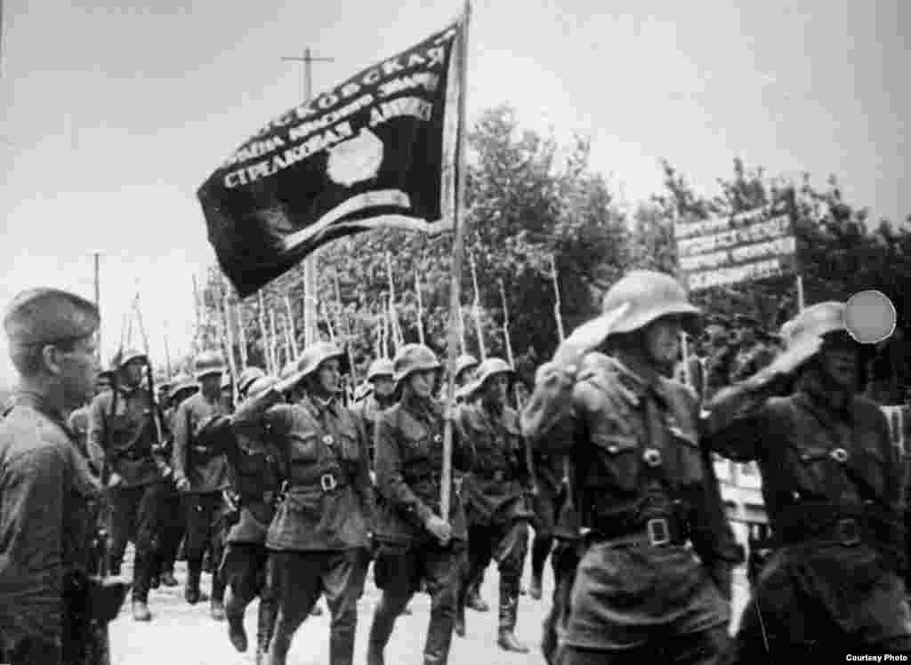 La parada militară organizată la Chișinău de sovietici la 4 iulie 1940 (Source: ANM).