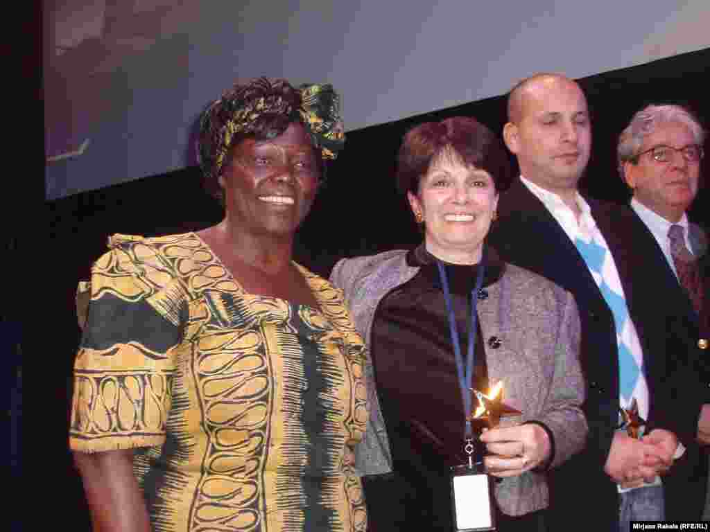 Urednici RSE Mirjani Rakeli(D) dodijeljena je u Strasbourgu ugledna europska nagrada Lorenzo Natali za reportažu o djeci vojnicima u bivšoj Jugoslaviji i u drugim dijelovima svijeta. U natjecanju je bilo 1500 novinarskih priloga iz Europe, Azije, Južne Amerike i Afrike, 15. novembar 2008. Na fotografiji Mirjana je u duštvu sa Wangari Maathai (1940. – 2011.) kenijskom aktivisticom i dobitnicom Nobelove nagrade za mir 2004.
