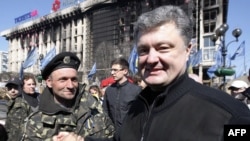 Petro Poroshenko shakes hands with a Maidan activist in Kyiv on March 30