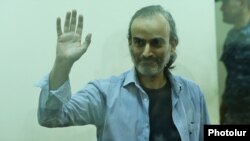 Armenia - Zhirayr Sefilian, an arrested opposition figure, greets supporters during is trial in Yerevan, 13Jun2017.