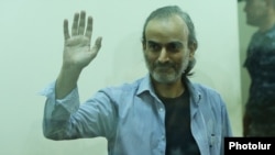 Armenia - Zhirayr Sefilian, an arrested opposition figure, greets supporters during is trial in Yerevan, 13Jun2017.