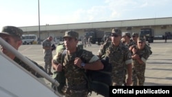 Armenia - Armenian army sergeants board a U.S. military transport plane at Yerevan airport, 4Aug2016.