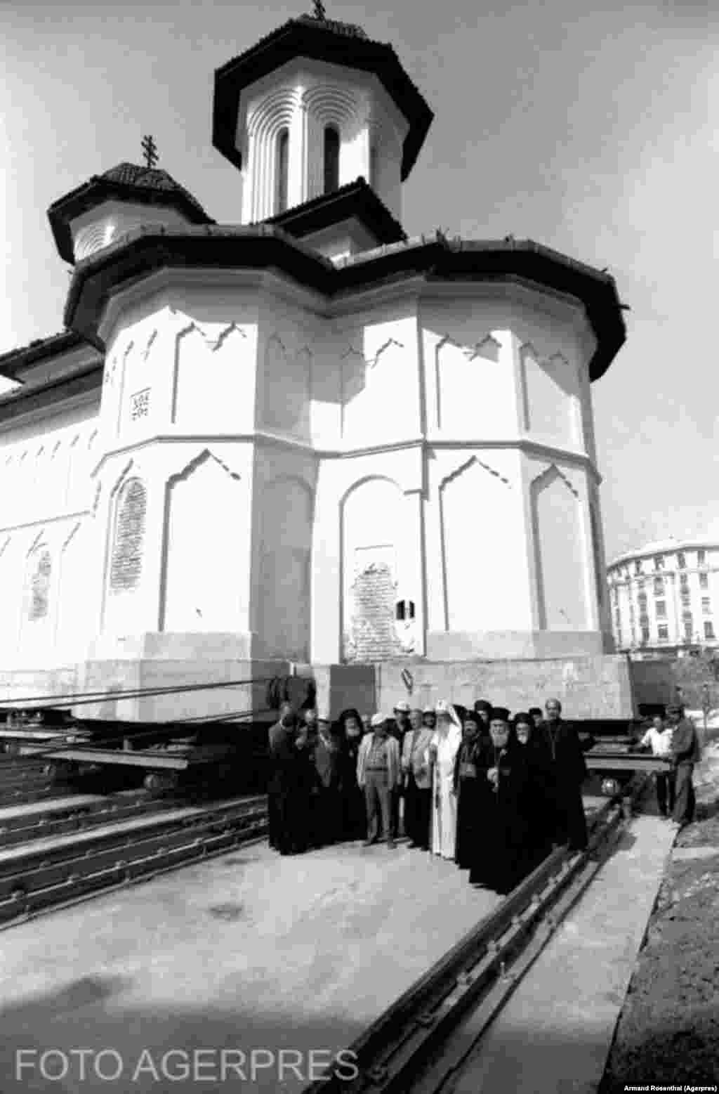 Mutarea bisericii Olari din București, 1982. Foto: ARMAND ROSENTHAL Credit: AGERPRES FOTO/ARHIVA 25-1982-09