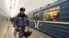 Ресей милиционері метро стансасын тінтіп жүр. Мәскеу, 30 наурыз 2010 жыл
