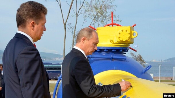 Vladimir Putin (sağ) və Gazprom CEO prezidenti Aleksei Miller Vladivostok qaz kəmərinin açılış mərasimində, 8 sentyabr 2011