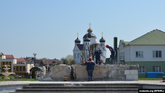 Камунальнікі руйнуюць пастамэнт, красавік 2019 году