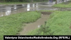 На мікрорайоні Щасливе під час дощу назовні «випливає» вміст каналізації