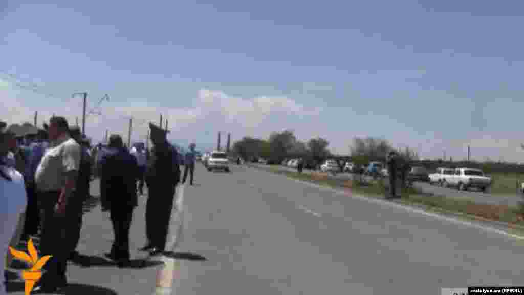 Mayın 25-də yolu bağlayan kənd sakinlərini polis ərazidən uzaqlaşdırır. 