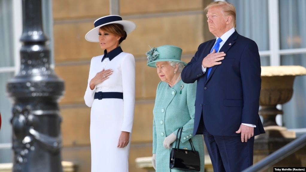  Президентът на Съединени американски щати Доналд Тръмп и първата дама Мелания Тръмп участват дружно с кралица Елизабет на гала по посрещането им в Бъкингамския замък, Лондон, 3 юни 2019 година 