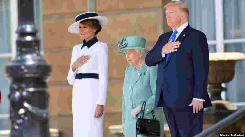 Президентът на САЩ Доналд Тръмп и първата дама Мелания Тръмп присъстват заедно с кралица Елизабет на церемония по посрещането им в Бъкингамския дворец, Лондон, 3 юни 2019 г.