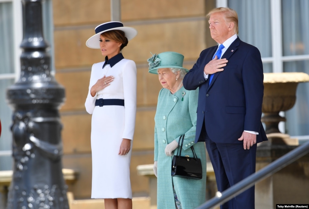 Претседателот на САД Доналд Трамп и неговата сопруга Меланија кај кралицата во Бакингемската палата. Јуни 2019-та. &nbsp;