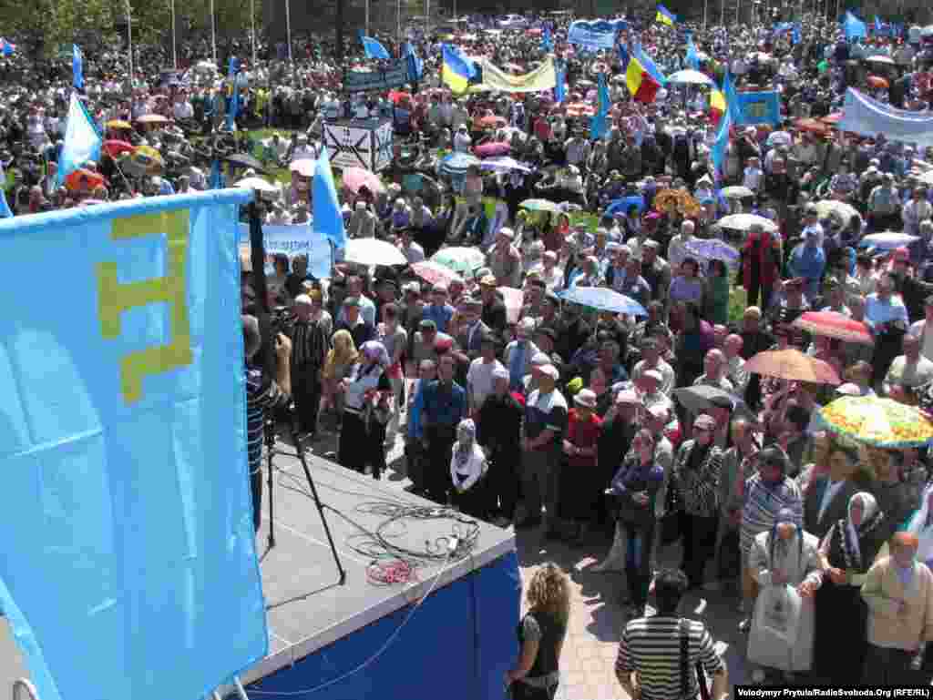 Рік 2011-й, Сімферополь, площа Леніна. Кількість людей з кожним роком не стає меншою, і однозначно більше з&#39;являється прапорів. На задньому плані &ndash; румунський прапор; через цю країну чимало кримських татар емігрували під час Другої світової війни. 